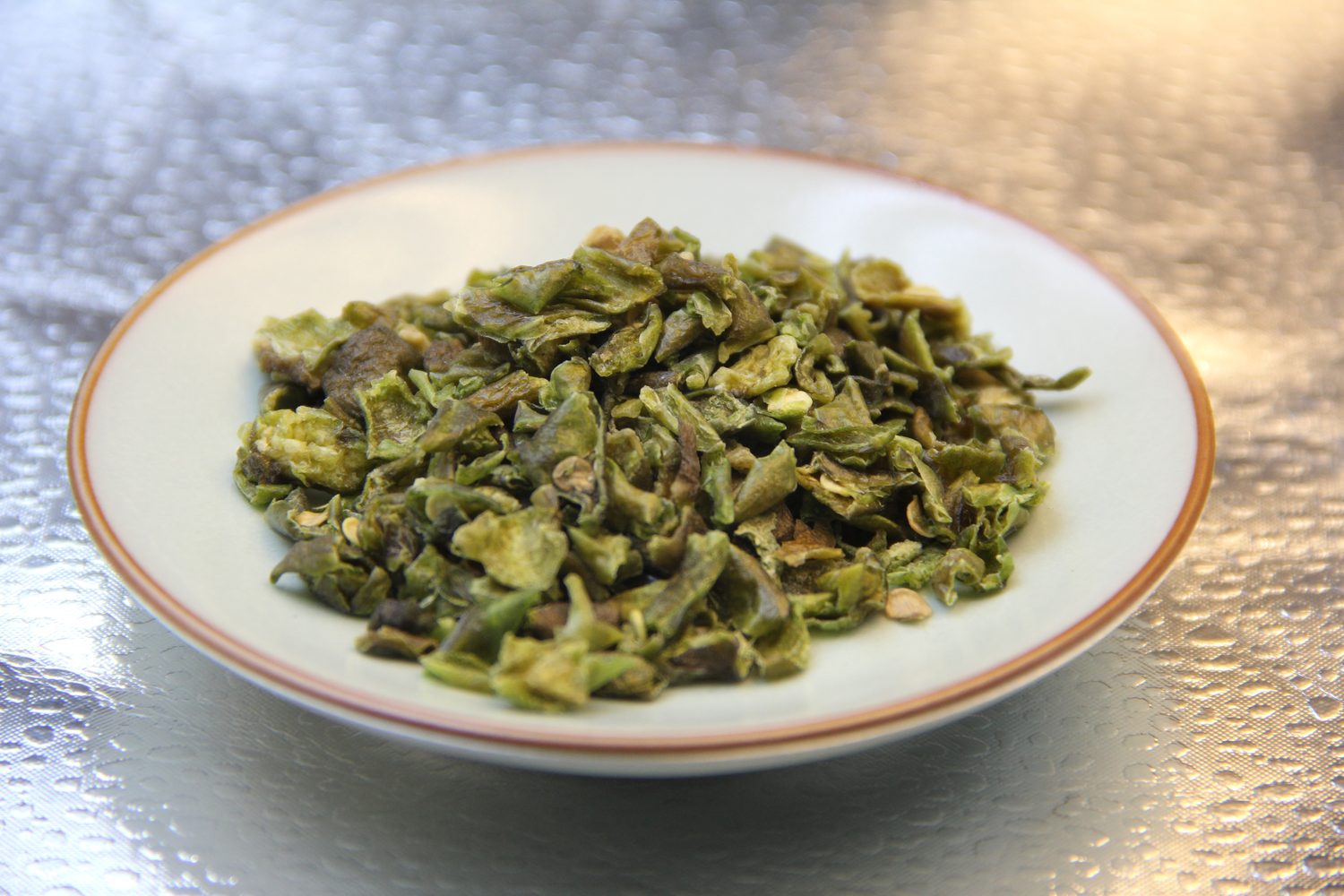 Dehydrated green bell pepper flakes for bulk food manufacturing