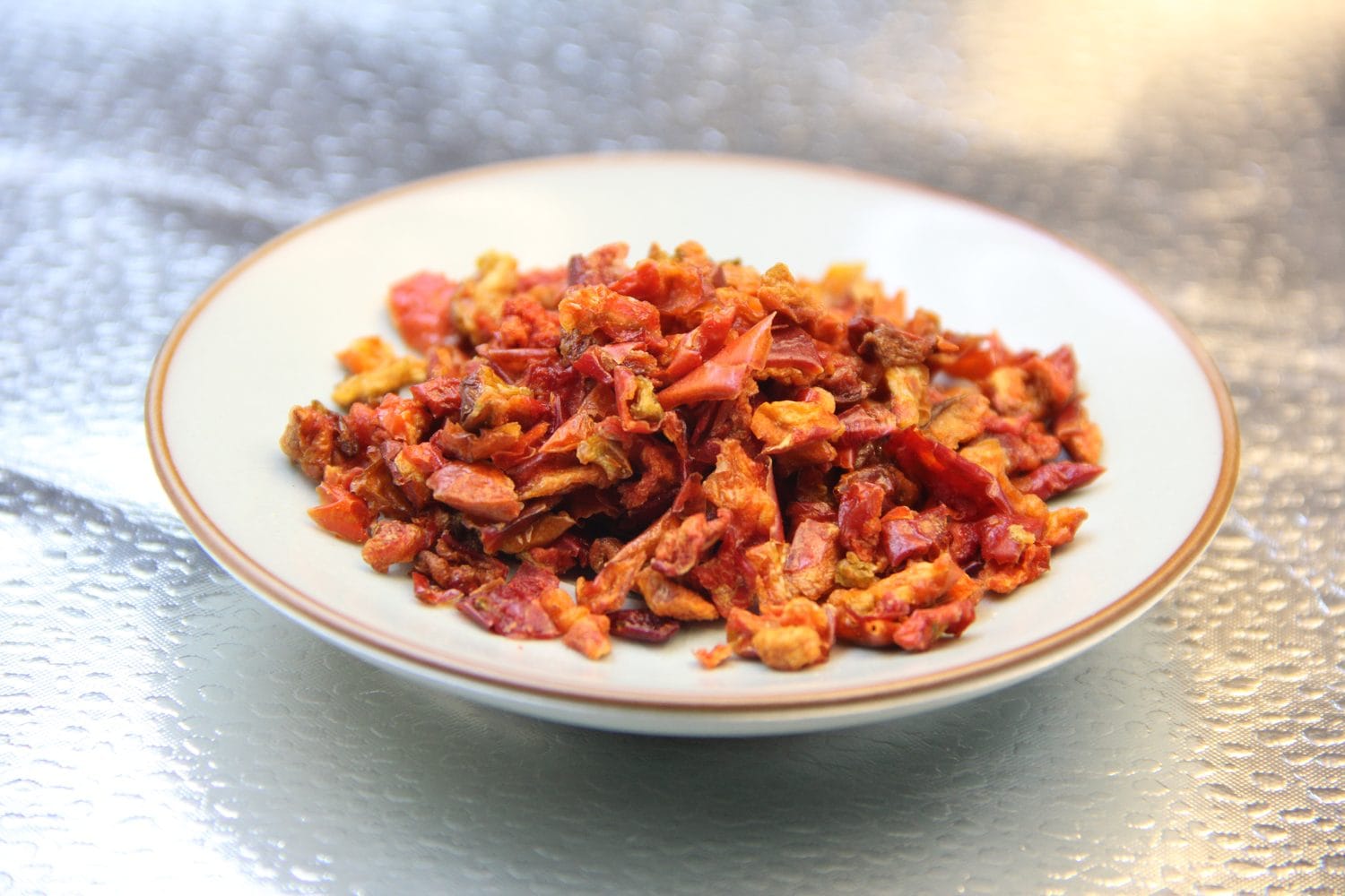 Dehydrated red bell pepper flakes for bulk food manufacturing